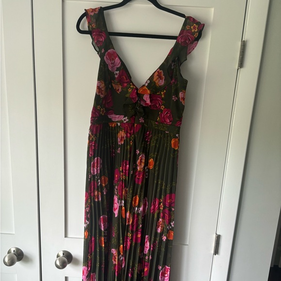 NWT Green Floral Guess maxi Dress size 6. - Picture 3 of 5